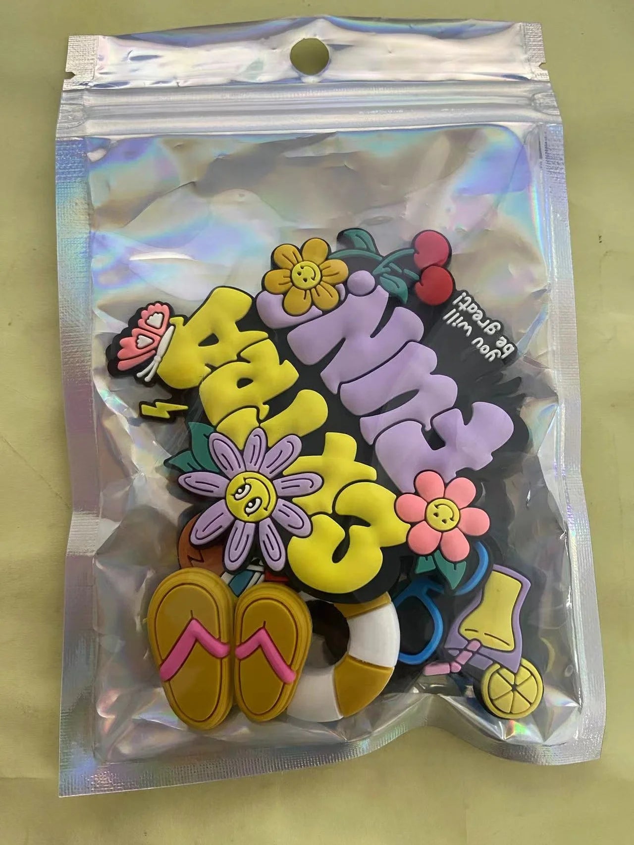 7pcs of cute cartoon beach bag pendant, easy to insert and replace beach bag accessories, travel beach bag pendant accessories