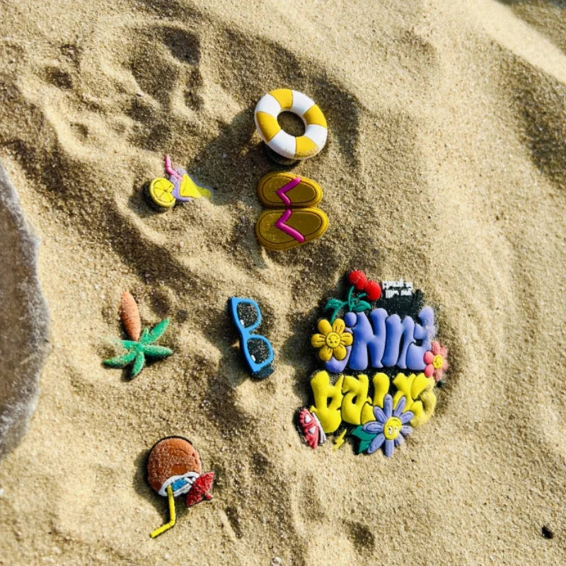 7pcs of cute cartoon beach bag pendant, easy to insert and replace beach bag accessories, travel beach bag pendant accessories